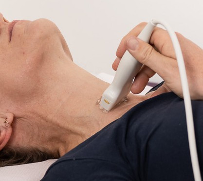 Sonogragie Schilddrüse bei Patientin